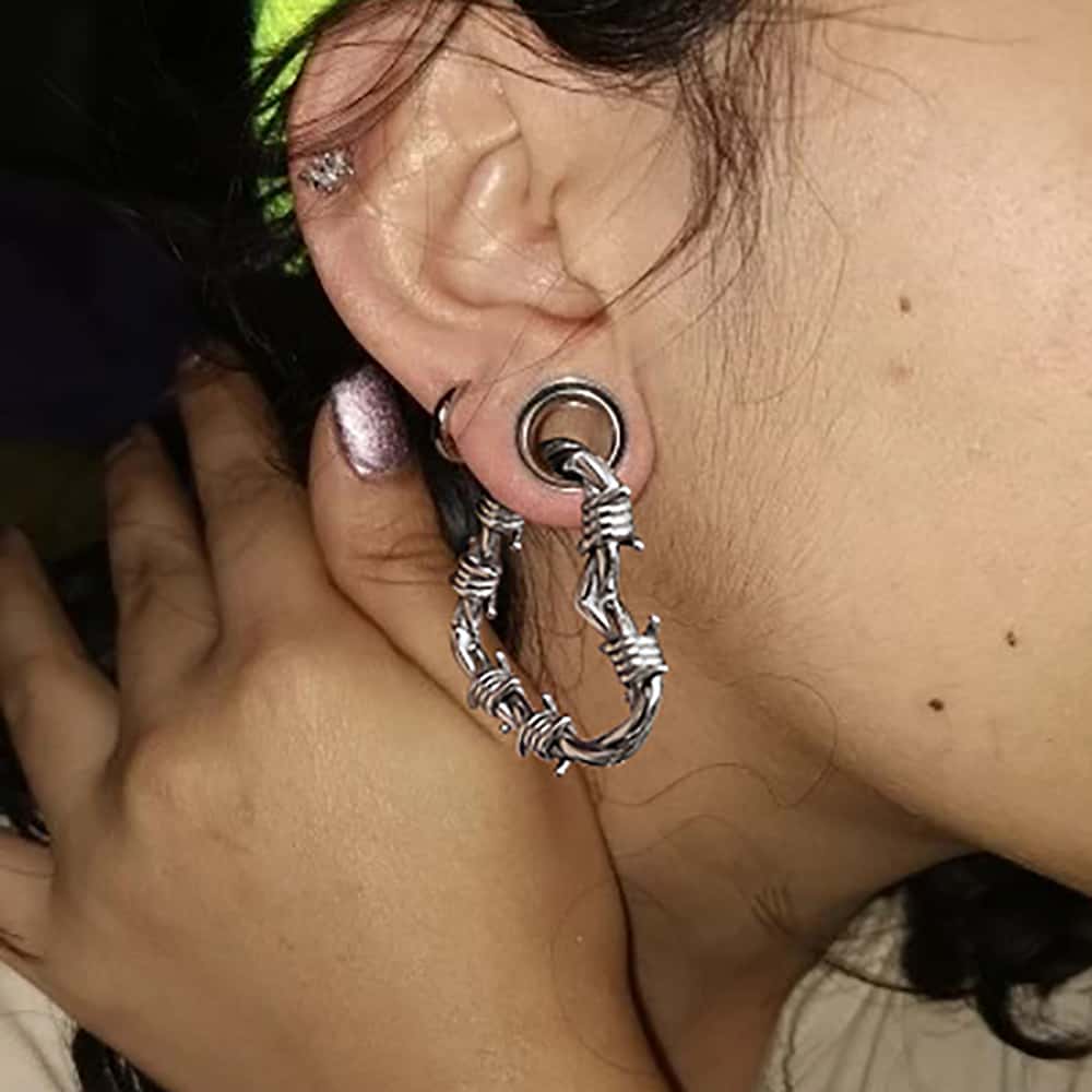 Heart Knot Ear Weights Hanger - Image 2